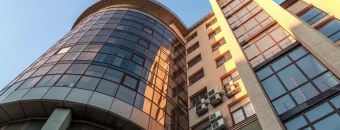 Почему соседи в апартаментах часто меняются и как это влияет