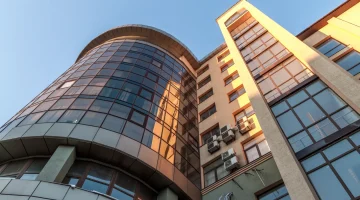 Почему соседи в апартаментах часто меняются и как это влияет
