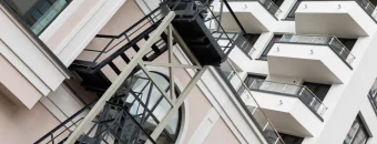 Что делать, если в апартаментах нет балкона — полезные решения