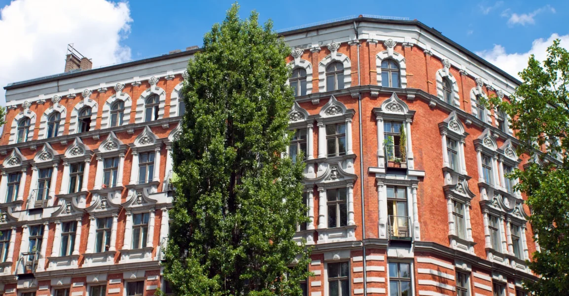 Как жить с детьми в апартаментах — удобно ли это?