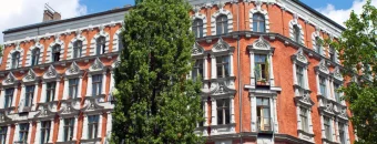 Как жить с детьми в апартаментах — удобно ли это?